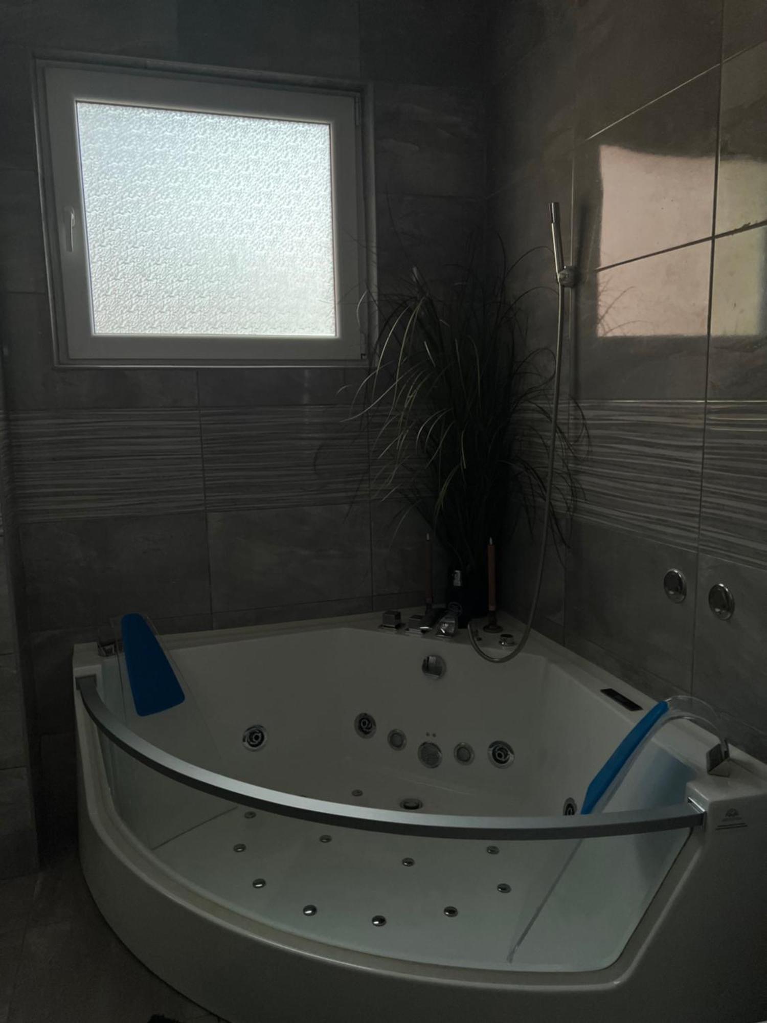 Luxrooms - Hotel Type With Private Jacuzzi Bjelovar Esterno foto
